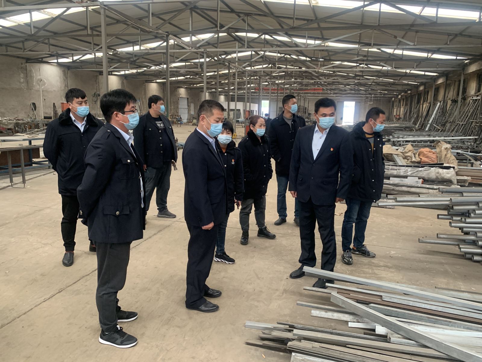 公交集團(tuán)公交事業(yè)二部開(kāi)展“黨建引領(lǐng)富民路，脫貧攻堅(jiān)當(dāng)先鋒”主題黨日活動(dòng)