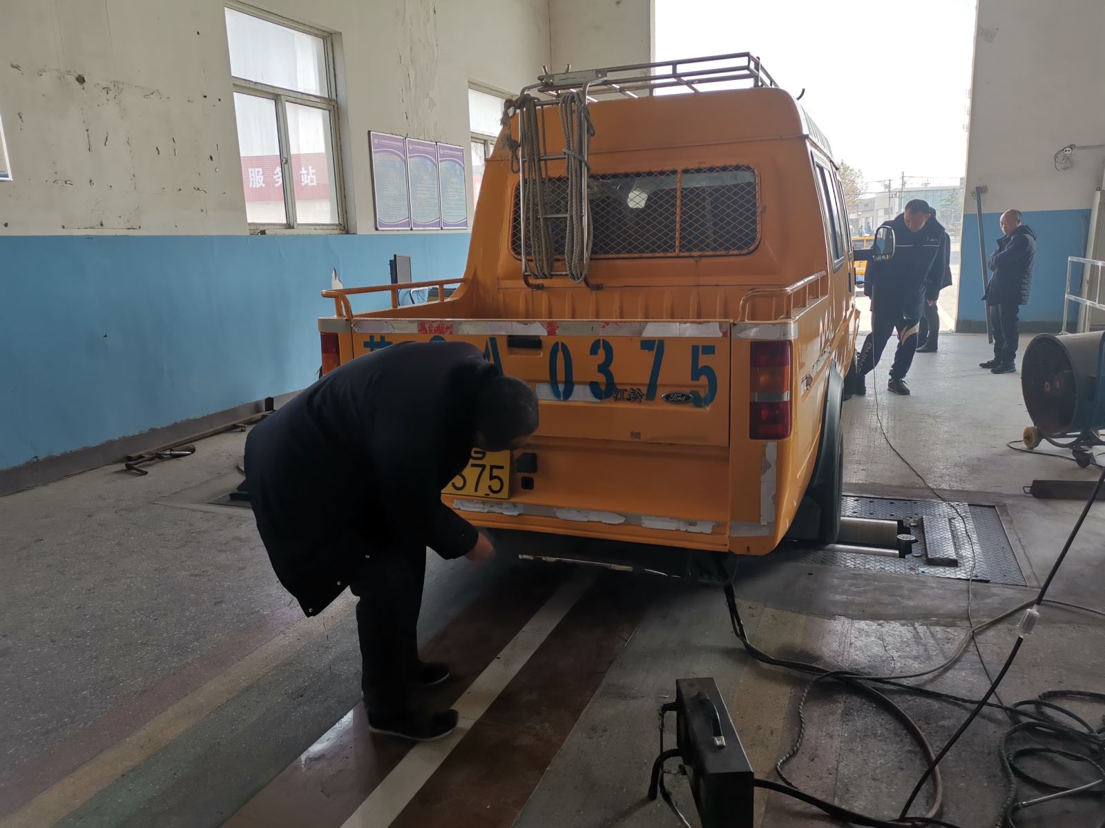 公交集團經(jīng)營發(fā)展事業(yè)部做好車輛年檢工作