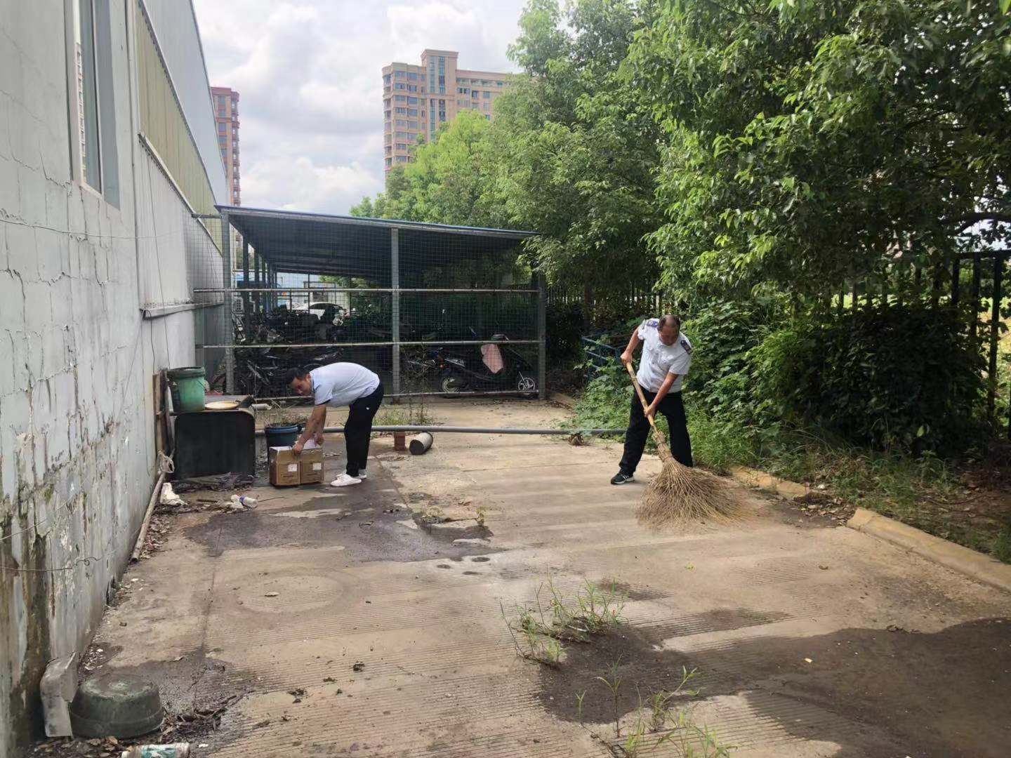 公交集團(tuán)快速公交事業(yè)部西城分公司清掃場(chǎng)站助力創(chuàng)文工作開展