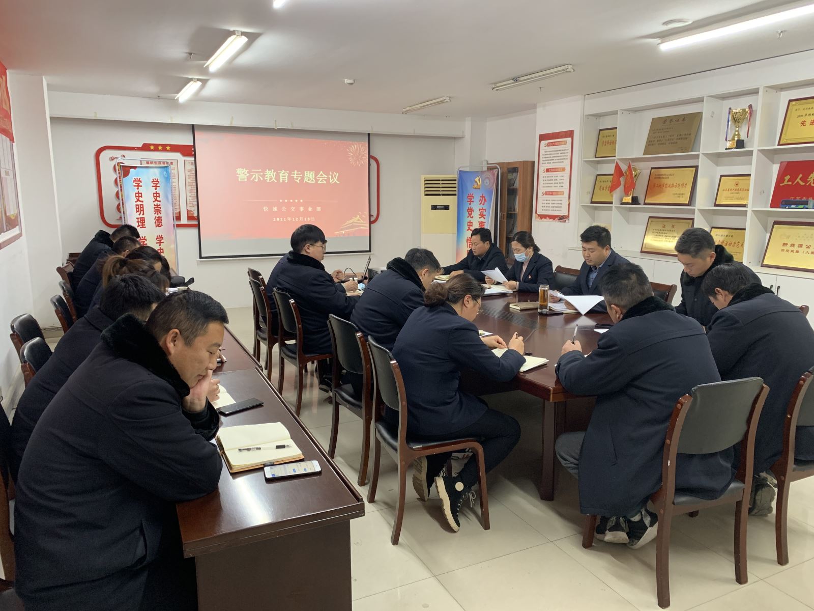 公交集團(tuán)快速公交事業(yè)部召開疫情防控專項(xiàng)會議