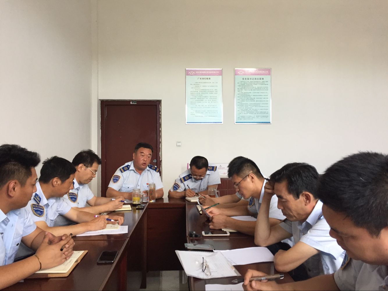 公交汽服公司召開“振奮精神強(qiáng)堡壘，頑強(qiáng)拼搏謀跨越”主題黨日座談會