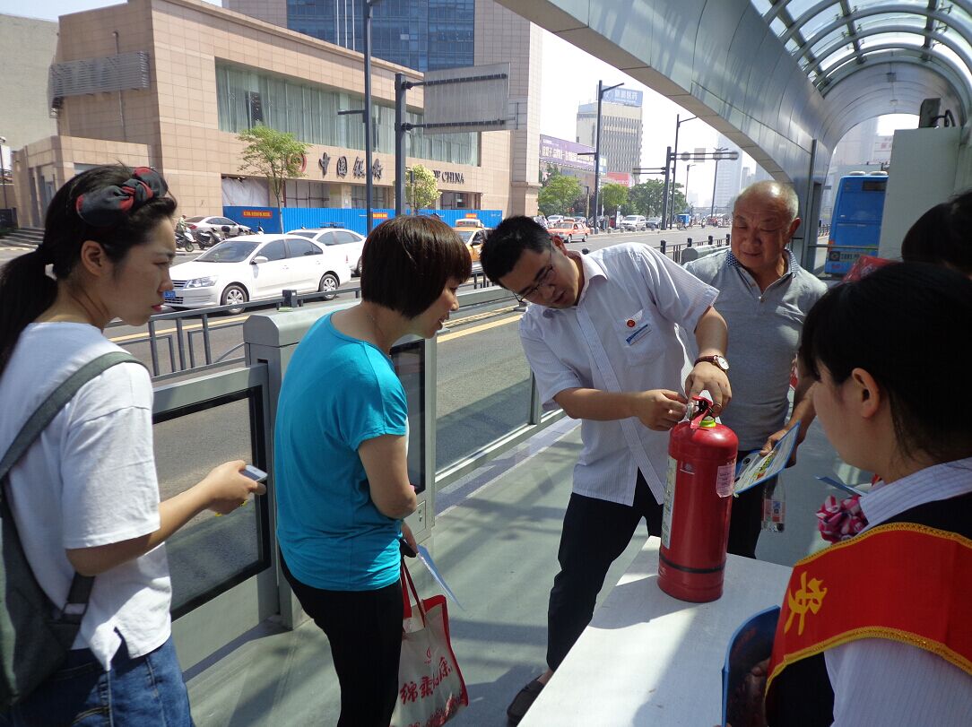 公交快速公司圓滿完成“安全咨詢?nèi)铡被顒?/></a></em>
        <div>
        <span><a href=