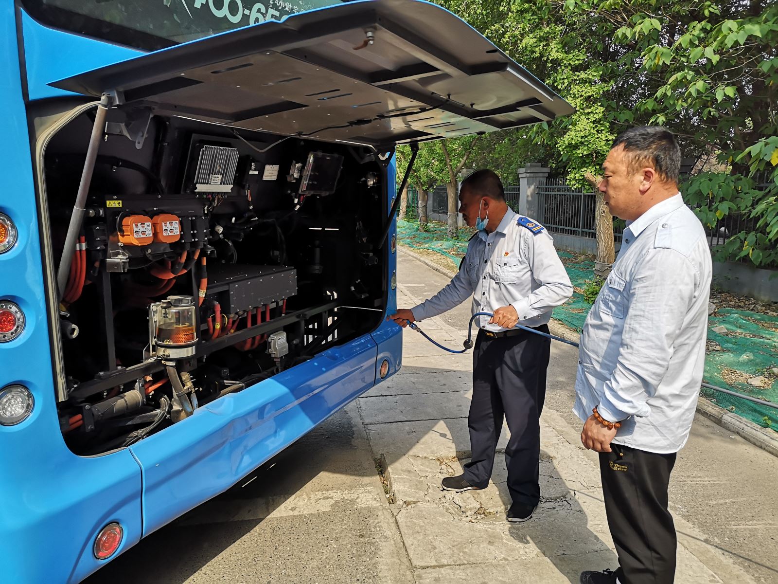 公交集團(tuán)公交事業(yè)二部開展電池艙楊柳絮清理檢查工作