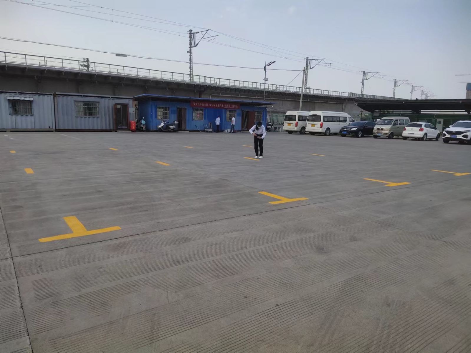 經(jīng)營發(fā)展事業(yè)部施劃場(chǎng)站停車標(biāo)識(shí)線 助力創(chuàng)文工作