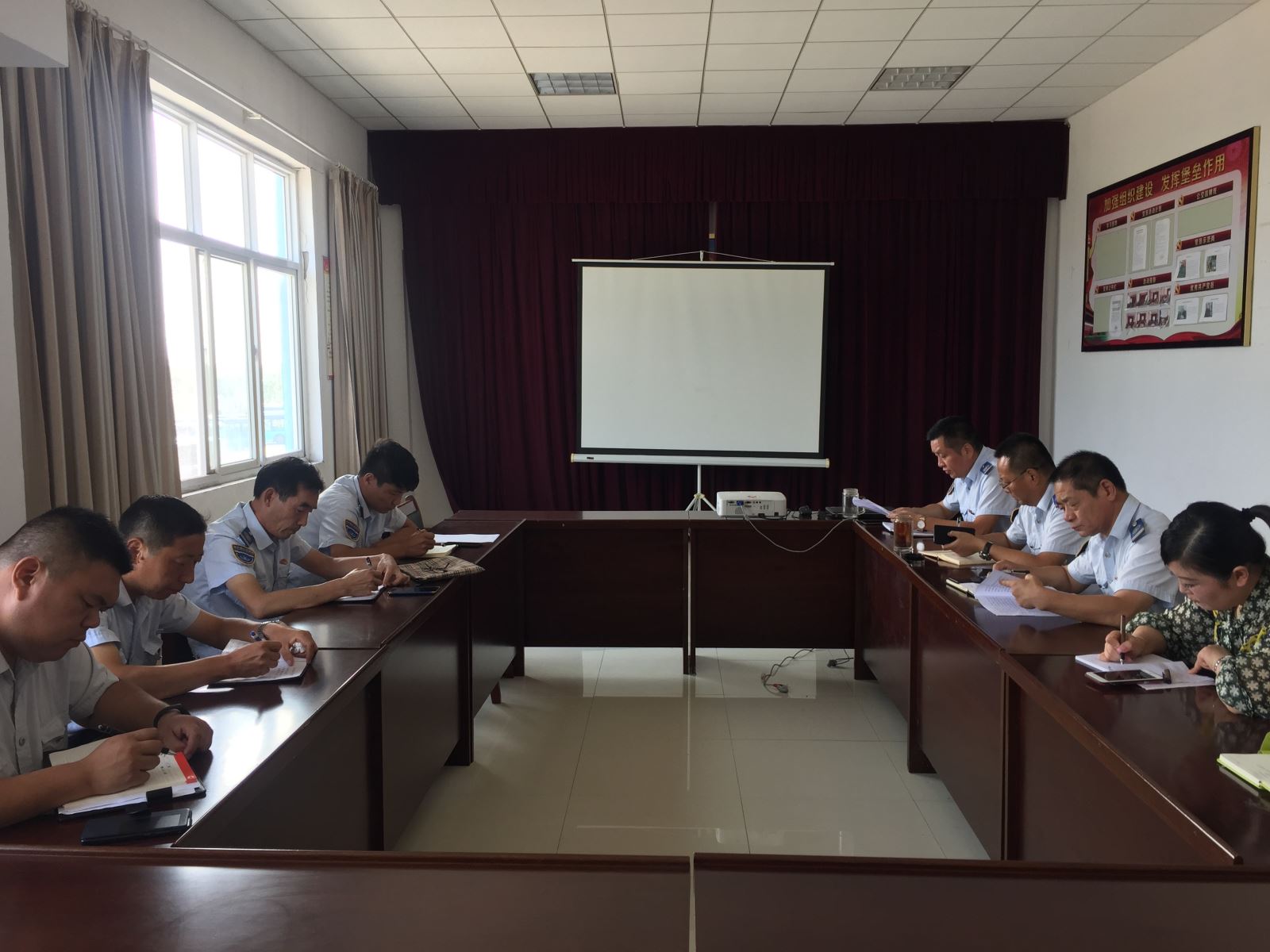 公交集團(tuán)機(jī)務(wù)技術(shù)事業(yè)部開(kāi)展“防風(fēng)險(xiǎn) 保安全 迎大慶”工作部署會(huì)