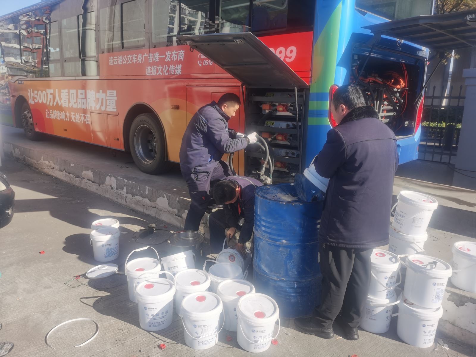 公交集團(tuán)公交事業(yè)二部開展車輛過冬準(zhǔn)備工作