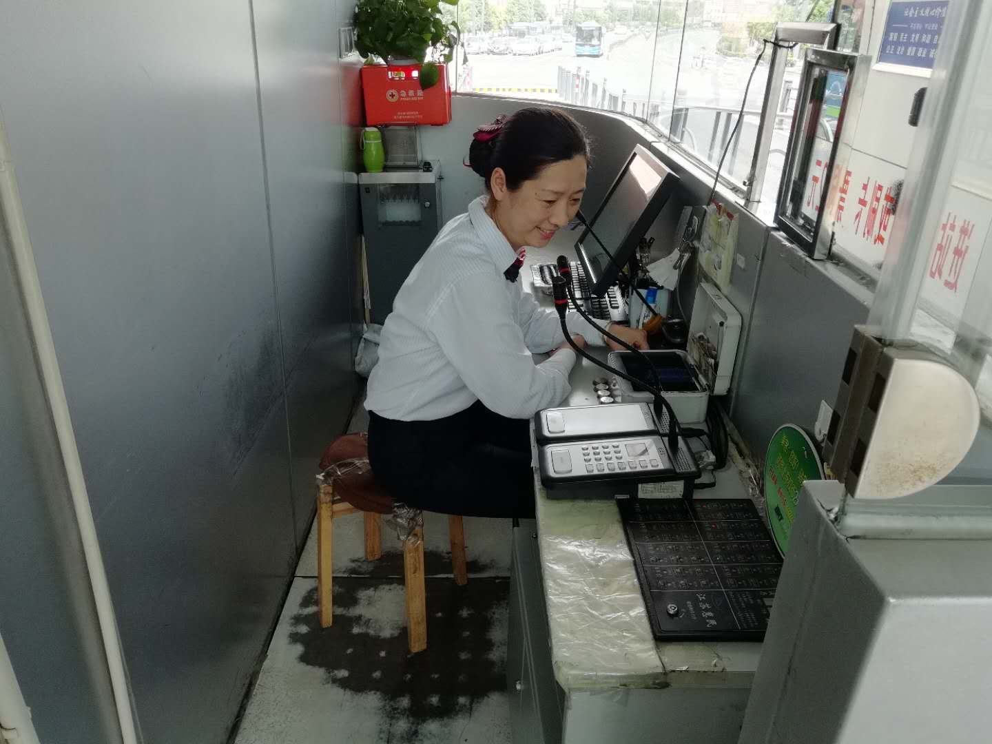 公交集團快速公司站務(wù)員同舟共濟 親如家人