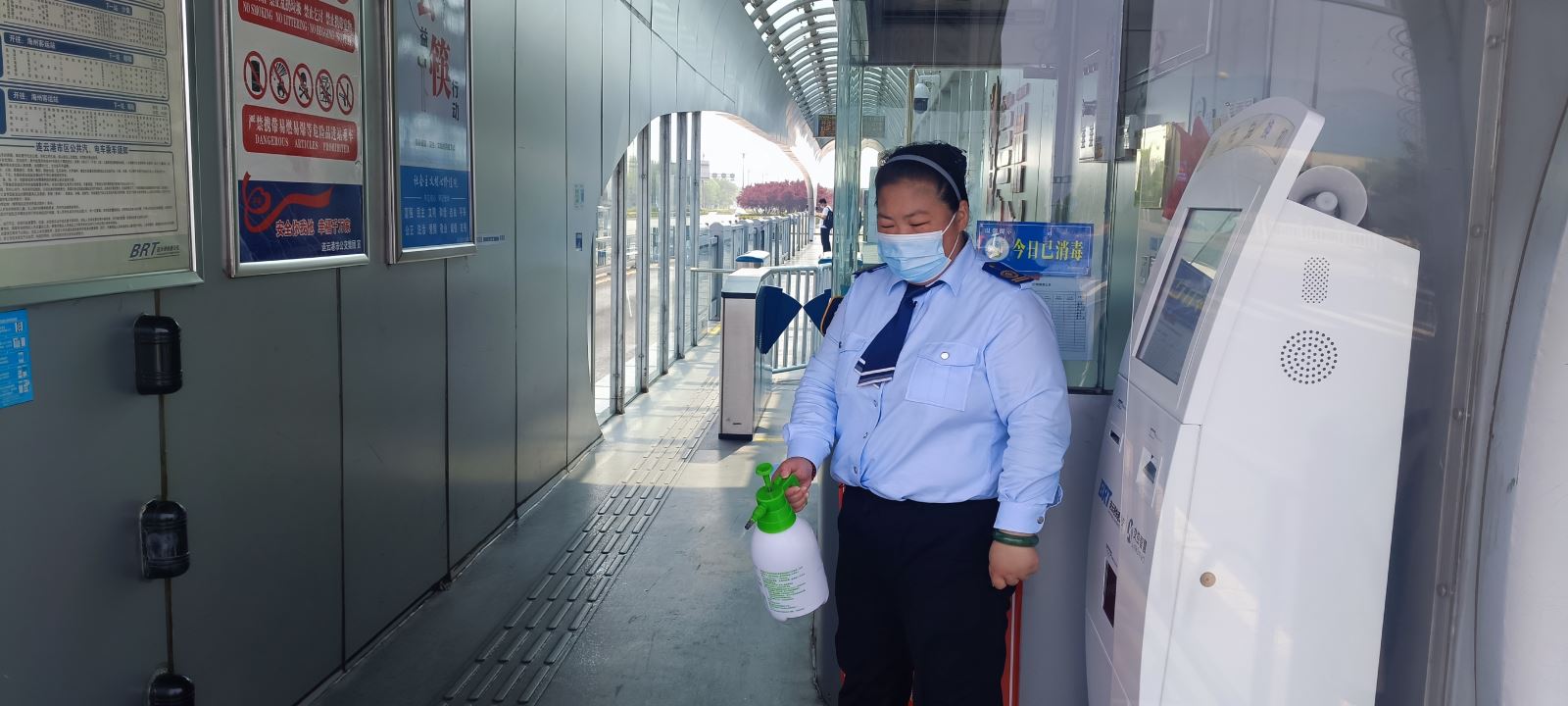 乘客身體不適，站務(wù)員暖心幫助 獲家屬連連道謝