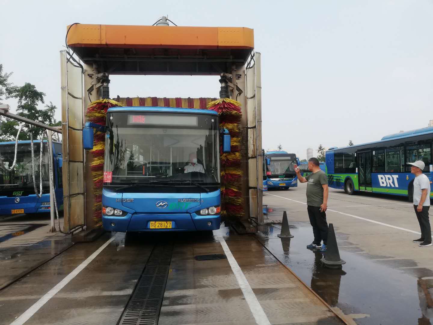 公交集團快速公交事業(yè)部優(yōu)化改造洗車機