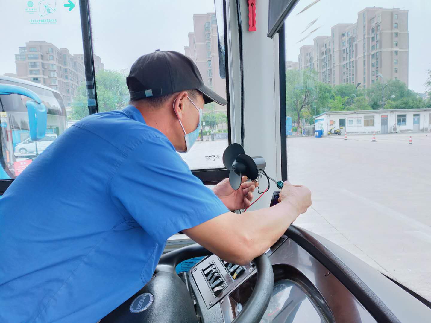 公交集團快速公交事業(yè)部為18米燃氣車 駕駛室安裝風扇送清涼