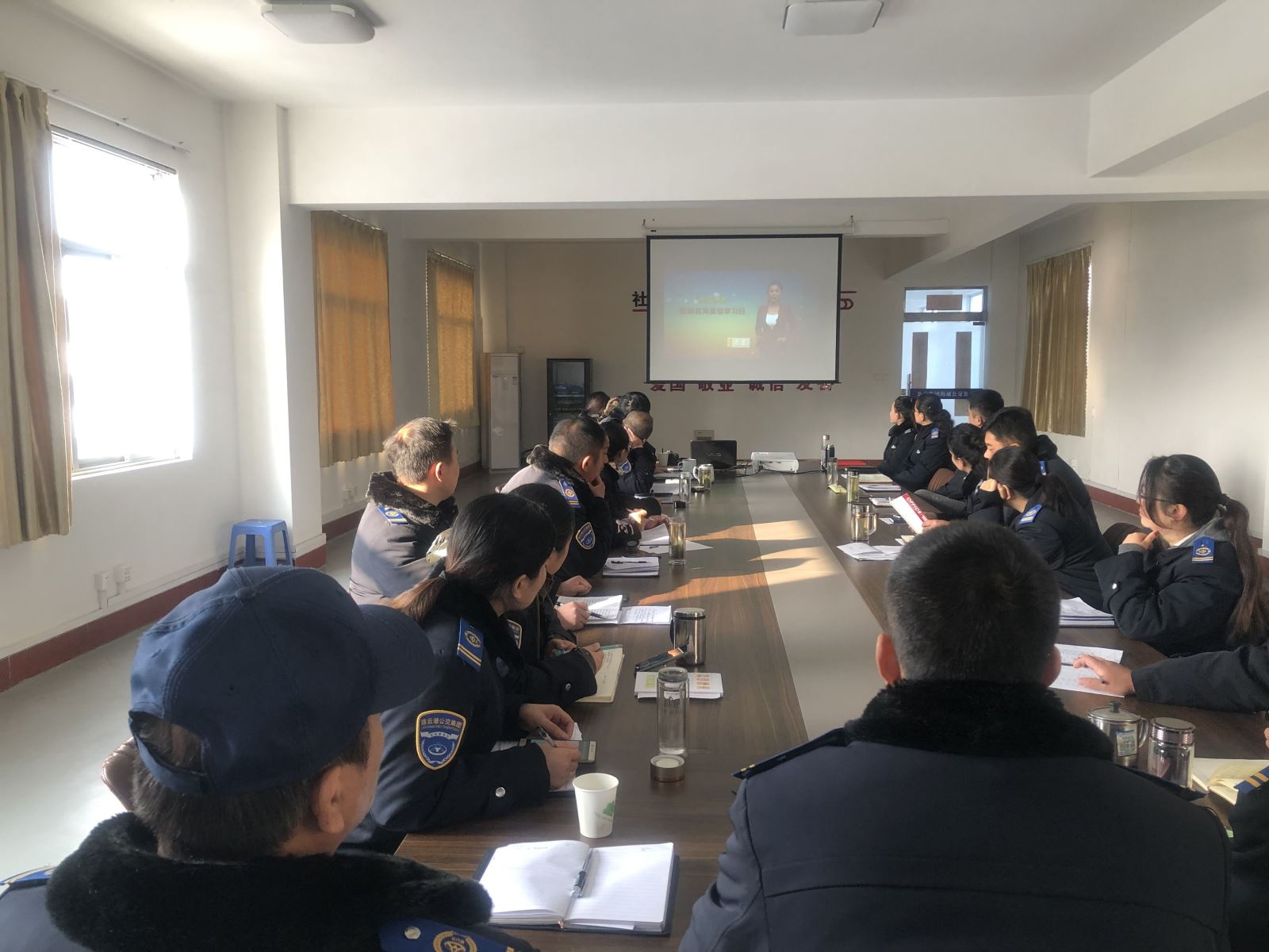 公交集團事業(yè)一部、二部組織觀看專題片《誕生地》