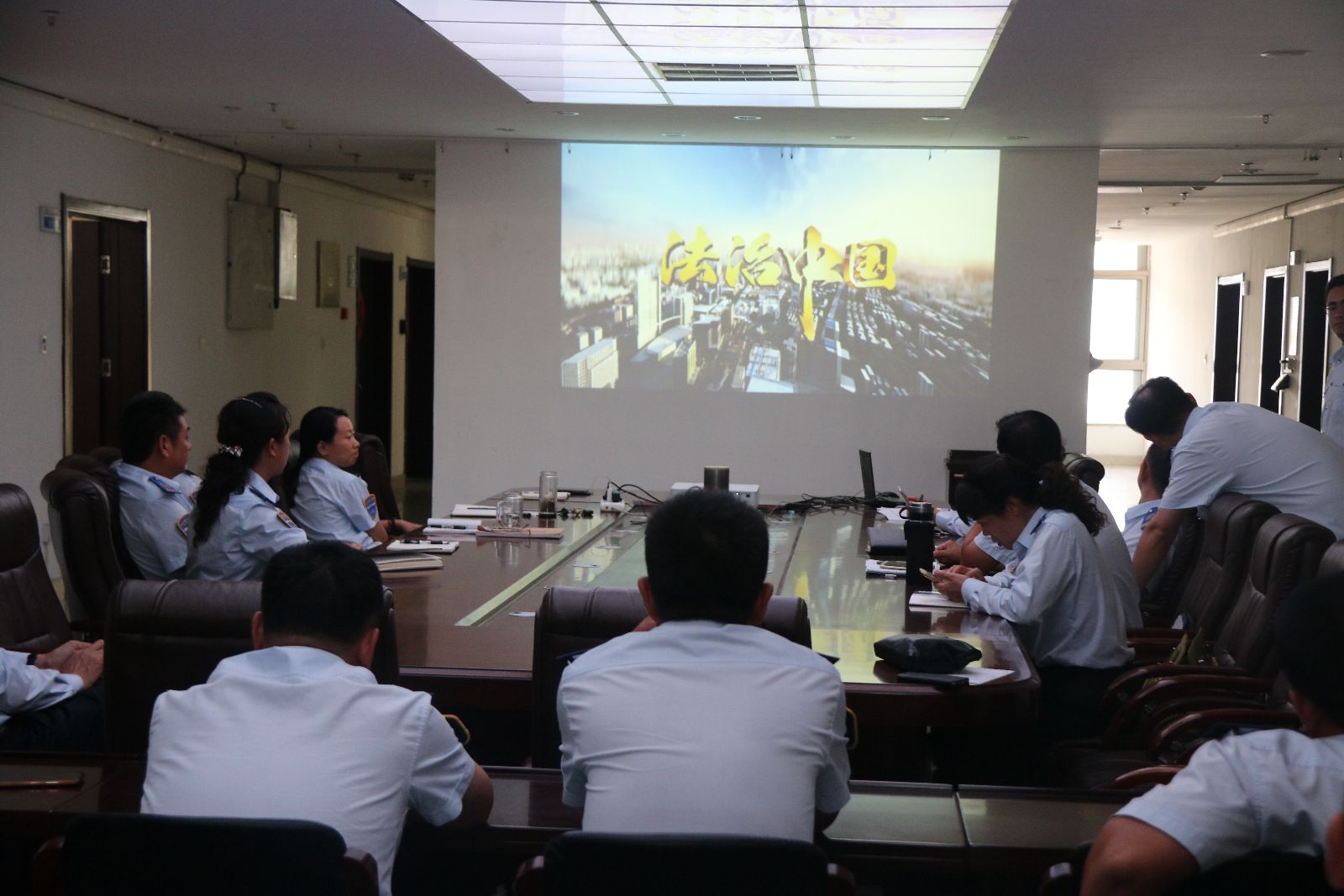 公交集團(tuán)權(quán)屬單位組織學(xué)習(xí)觀看《法治中國》專題片