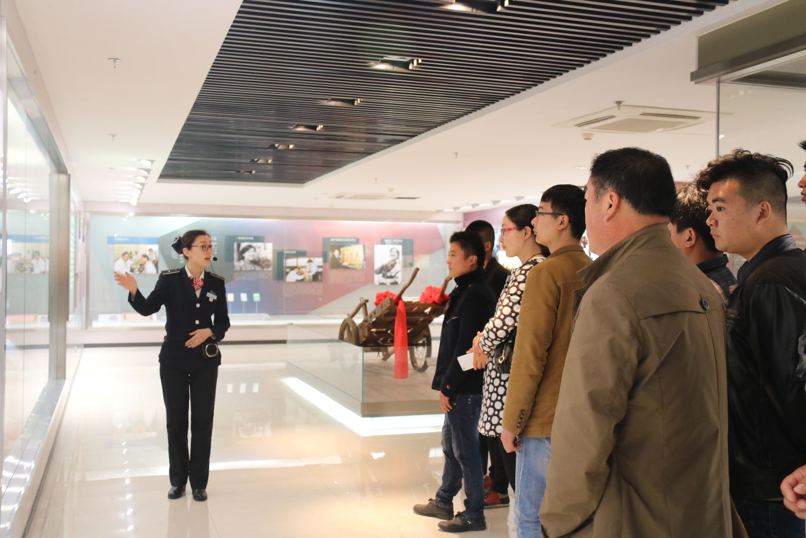 公交大浦廠、維修公司組織干部職工參觀“雷鋒車(chē)”事跡陳列館