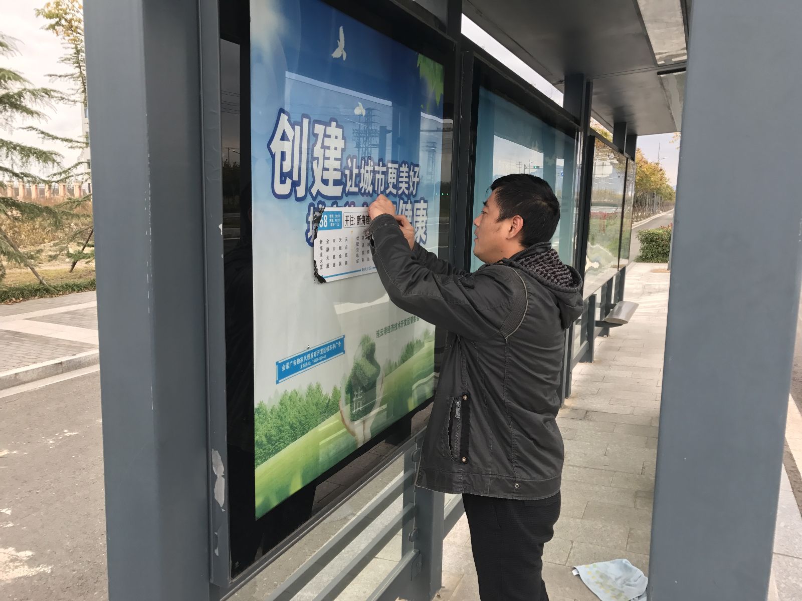 公交東部公司更新58路站牌標(biāo)識