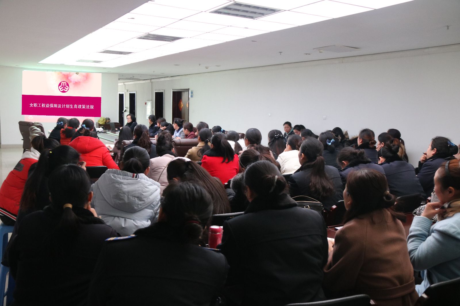 公交快速公司開展女職工權(quán)益保障及計劃生育政策法規(guī)培訓