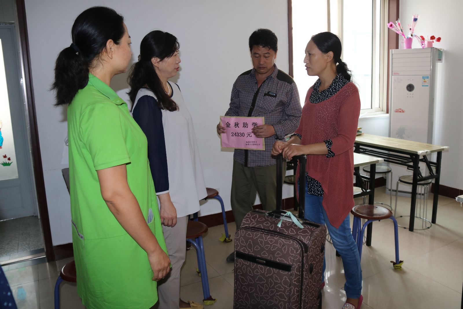 中秋節(jié)前海通公交公司慰問特困職工