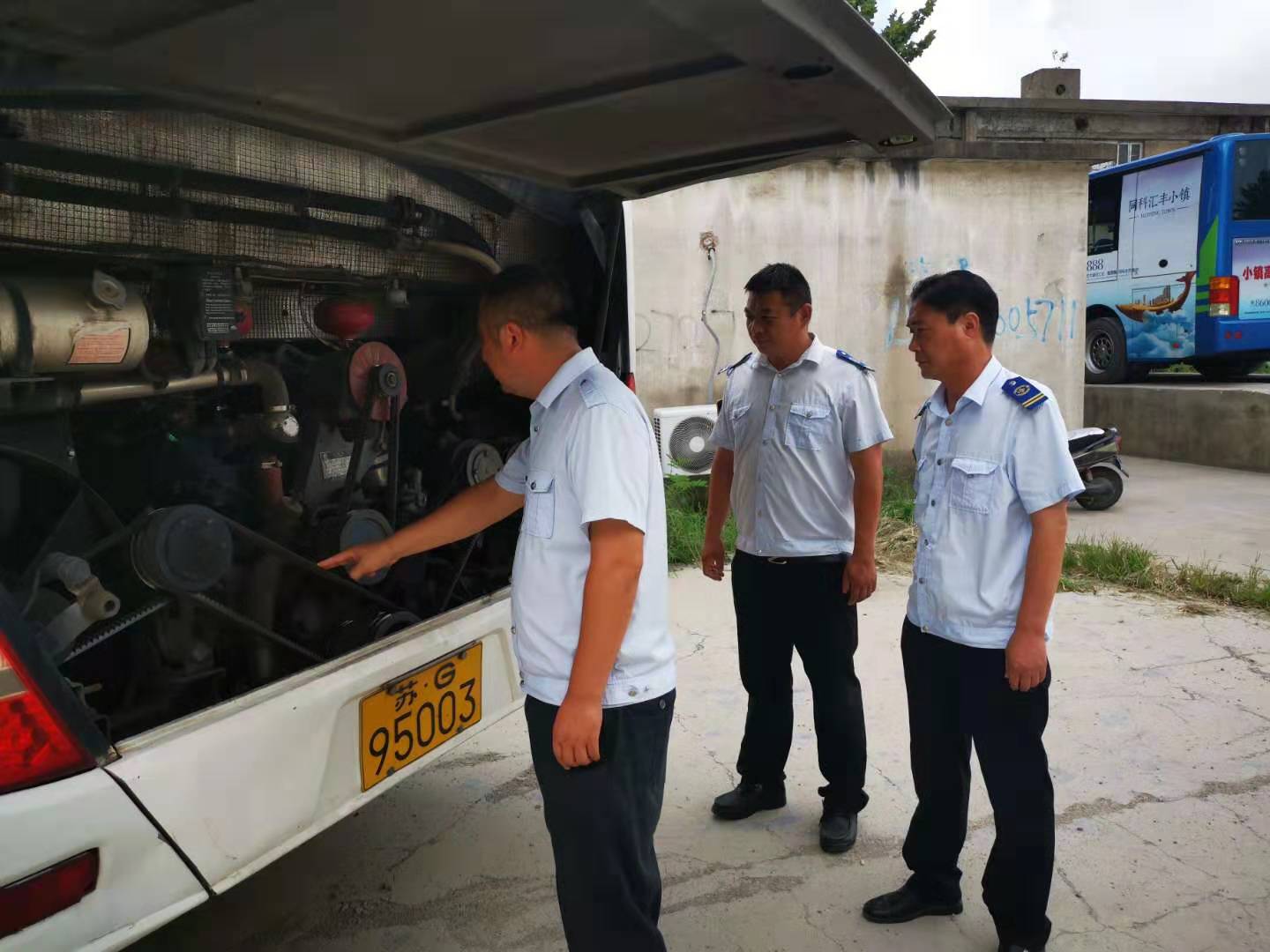 公交集團(tuán)經(jīng)營(yíng)發(fā)展事業(yè)部開(kāi)展“國(guó)慶”節(jié)前車(chē)輛安全檢查