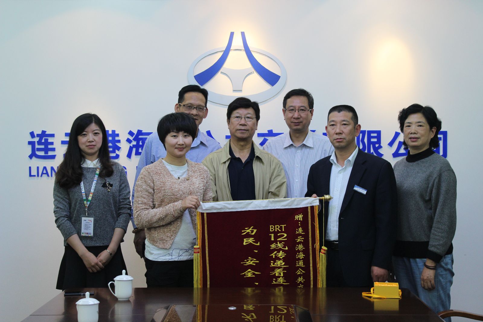 B12線(xiàn)優(yōu)質(zhì)服務(wù)促發(fā)展 華東城喜送錦旗表謝意