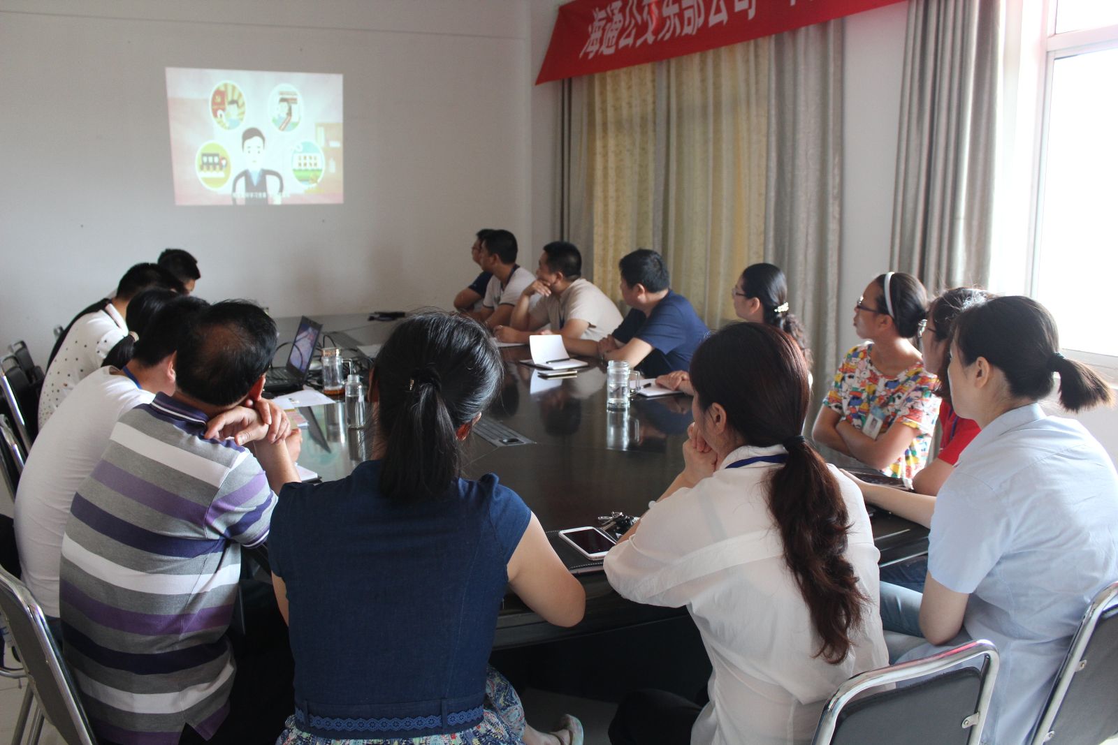 公交東部公司積極組織觀看專題片《黨章知識(shí)選粹》和《兩個(gè)人的海島》