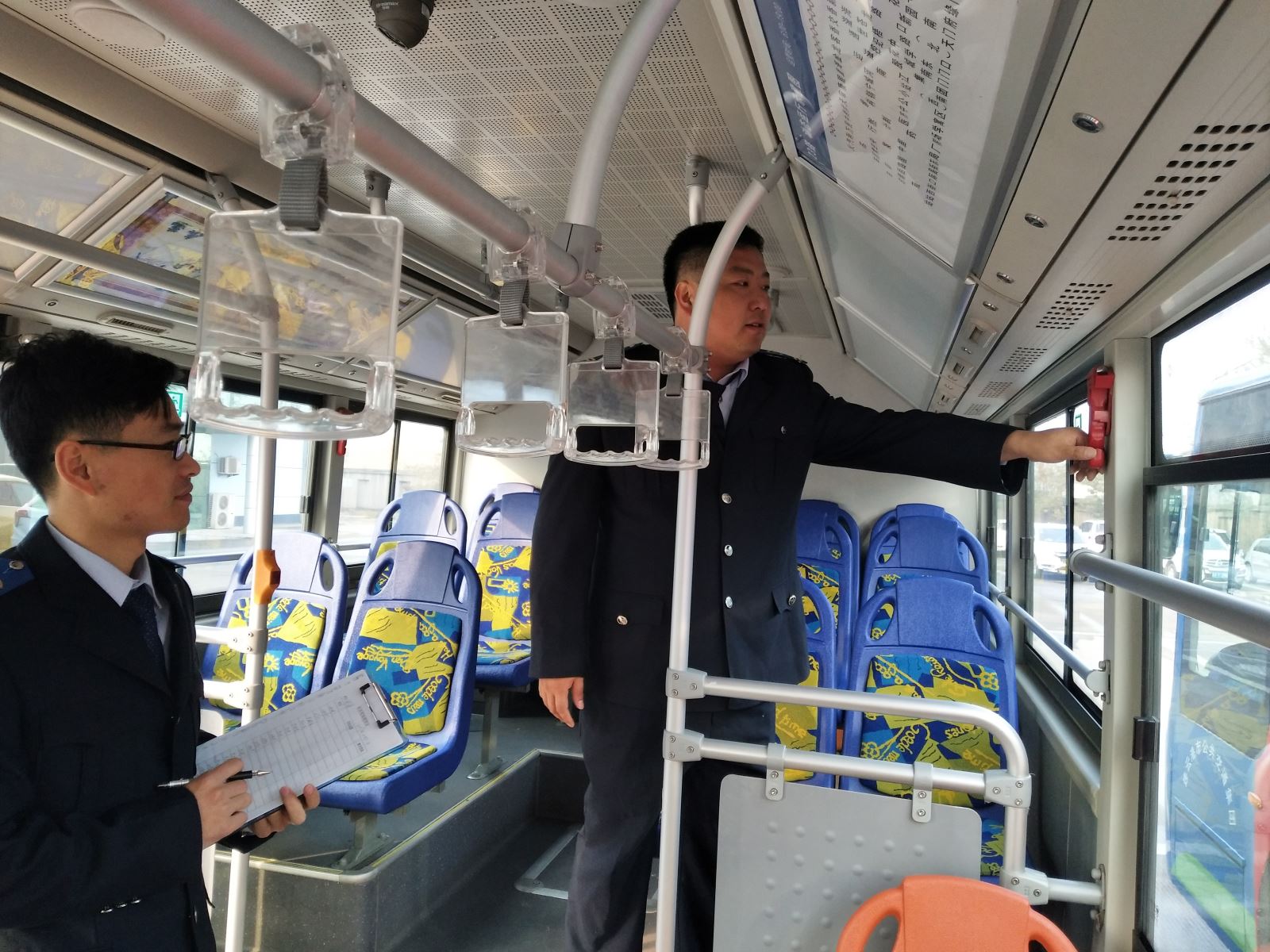 公交集團機務(wù)技術(shù)部開展車輛技術(shù)狀況檢查工作