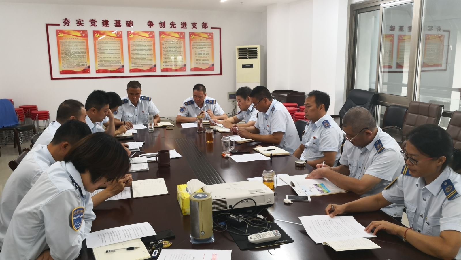 公交集團快速公交公司召開安全生產(chǎn)責(zé)任落實工作會議