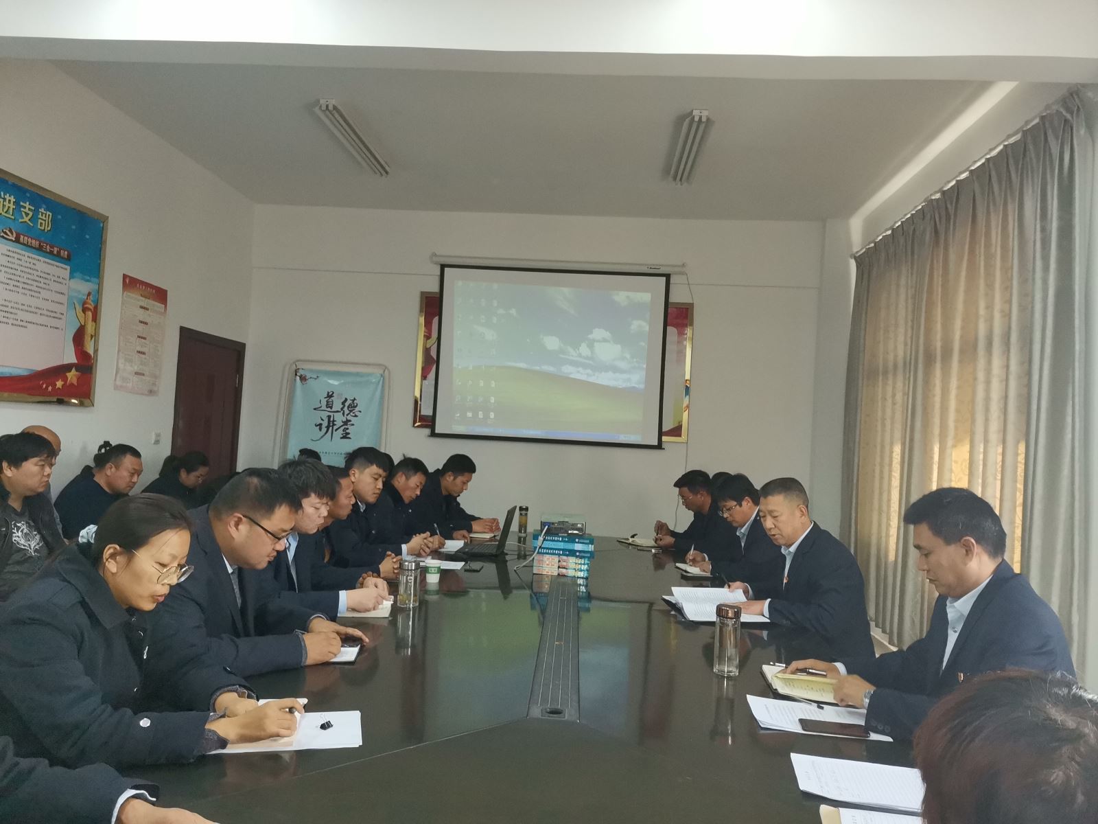 公交集團(tuán)公交事業(yè)二部開(kāi)展廉潔風(fēng)險(xiǎn)防控排查工作專題會(huì)議