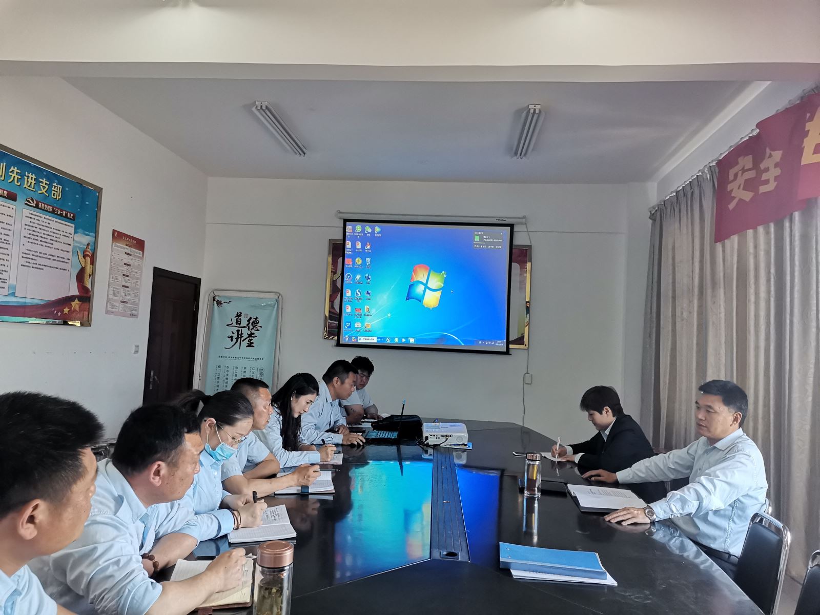 公交集團(tuán)公交事業(yè)二部開展安全、機(jī)務(wù)工作專題會(huì)議