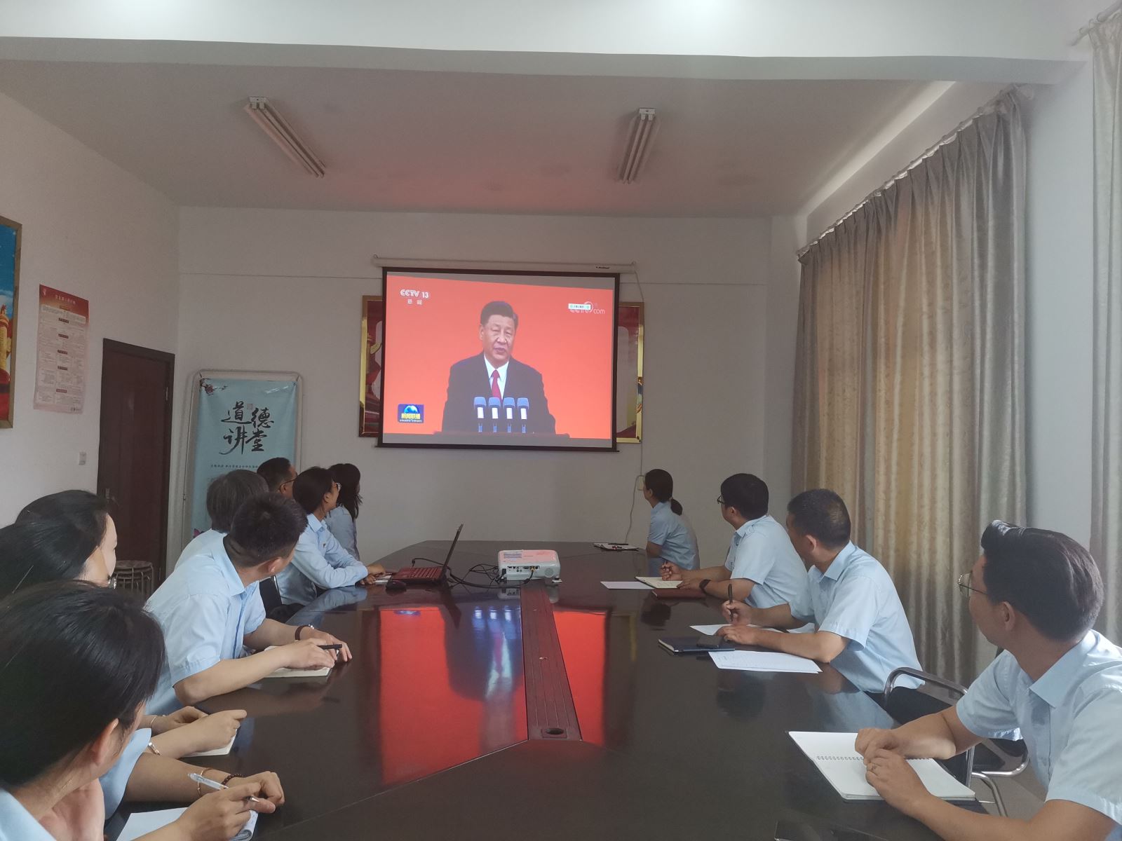 公交集團(tuán)公交事業(yè)二部組織廣大黨員干部職工觀看慶祝中國(guó)共產(chǎn)黨成立100周年“七一”勛章表彰大會(huì)