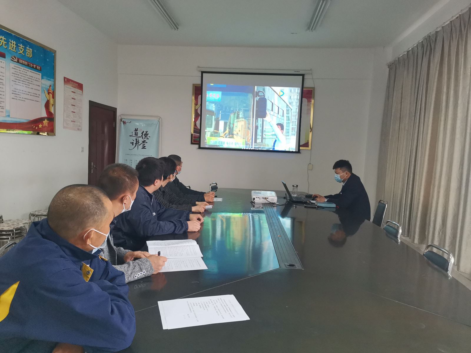 公交集團公交事業(yè)二部持續(xù)做好新入駕駛員崗前培訓(xùn)工作