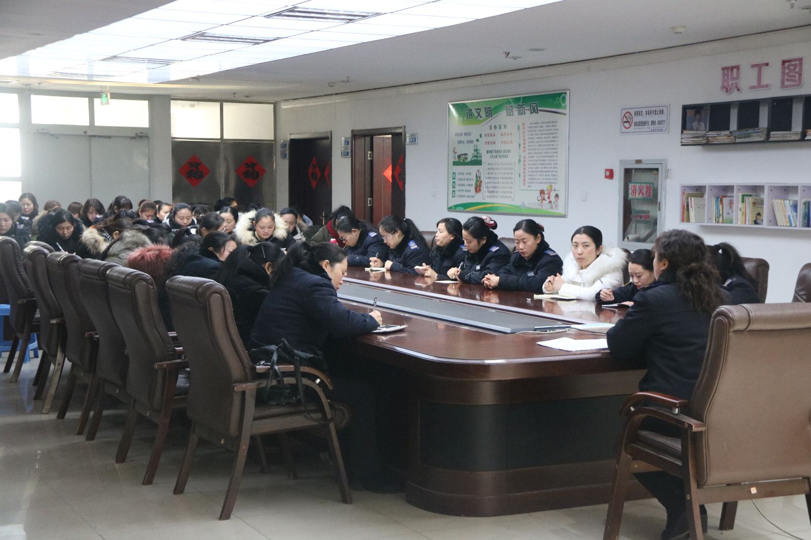 公交集團快速公司召開冬季站務(wù)員“文明安全、優(yōu)質(zhì)服務(wù)”會議