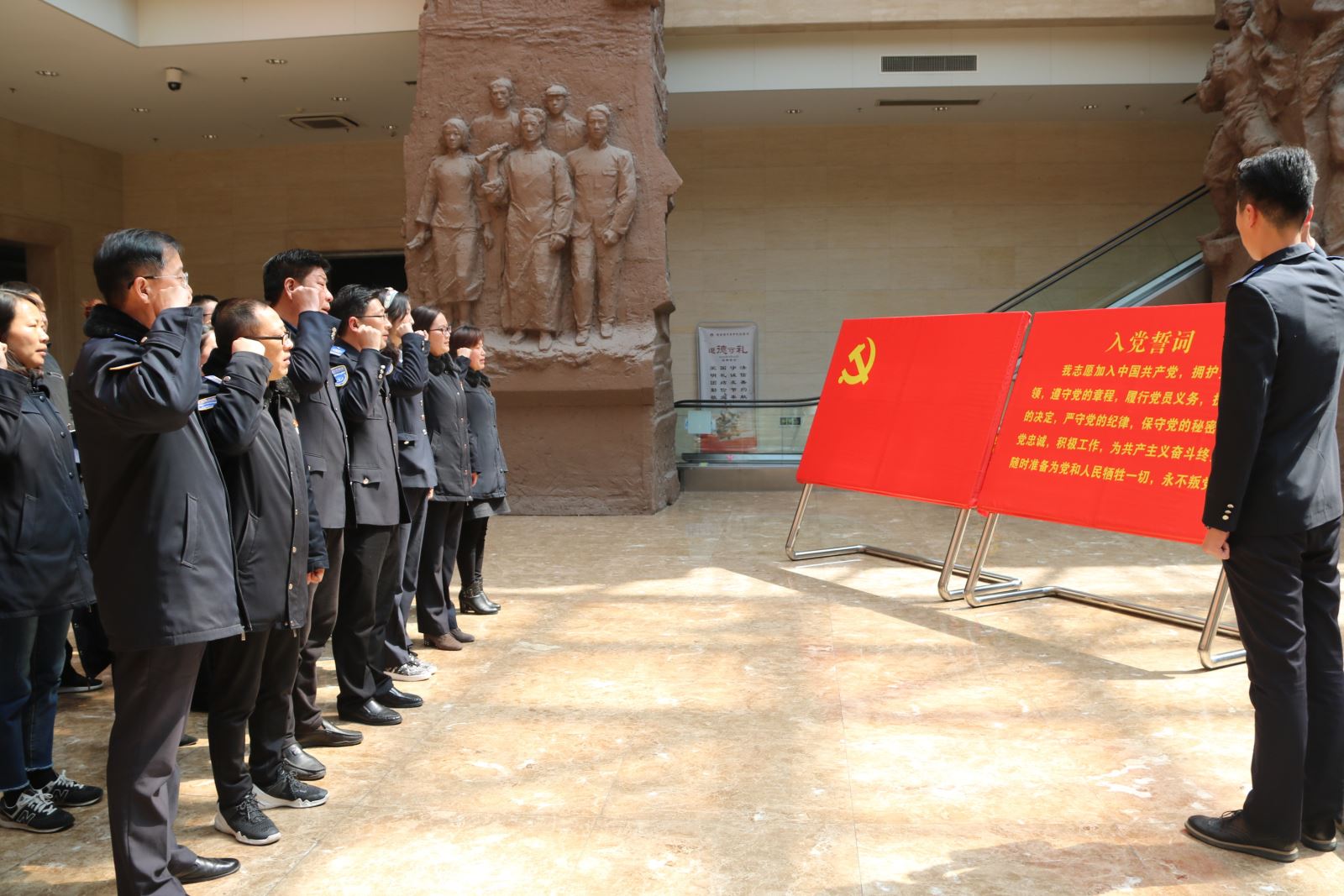 公交集團(tuán)機(jī)關(guān)總支開展“緬懷先烈憶初心、傳承精神勇?lián)?dāng)”主題黨日活動