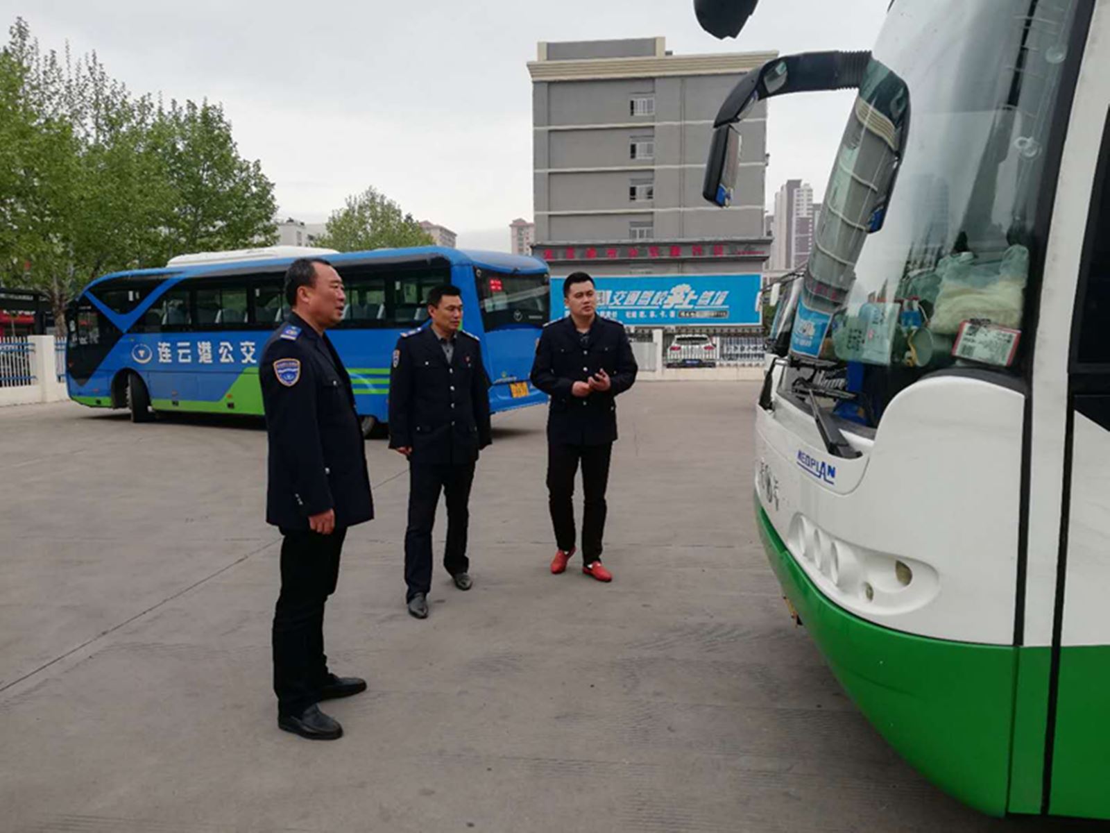 公交集團(tuán)經(jīng)營發(fā)展事業(yè)部開展“五一”節(jié)前專項(xiàng)大檢查