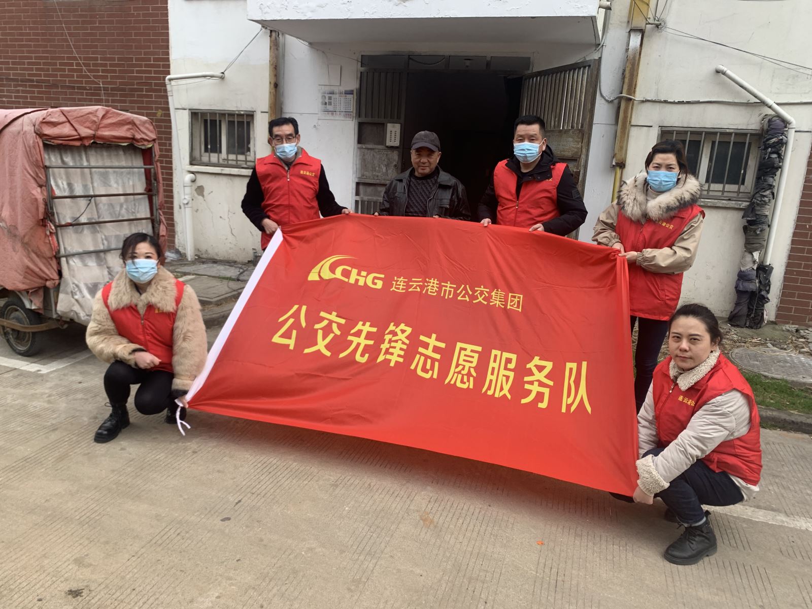 公交集團機務技術(shù)事業(yè)部黨支部組織志愿者開展“3.5”學雷鋒活動