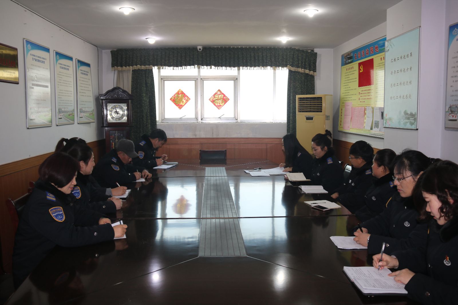 公交新浦公司組織學(xué)習(xí)《連云港市公交集團員工考勤及請休假管理規(guī)定》