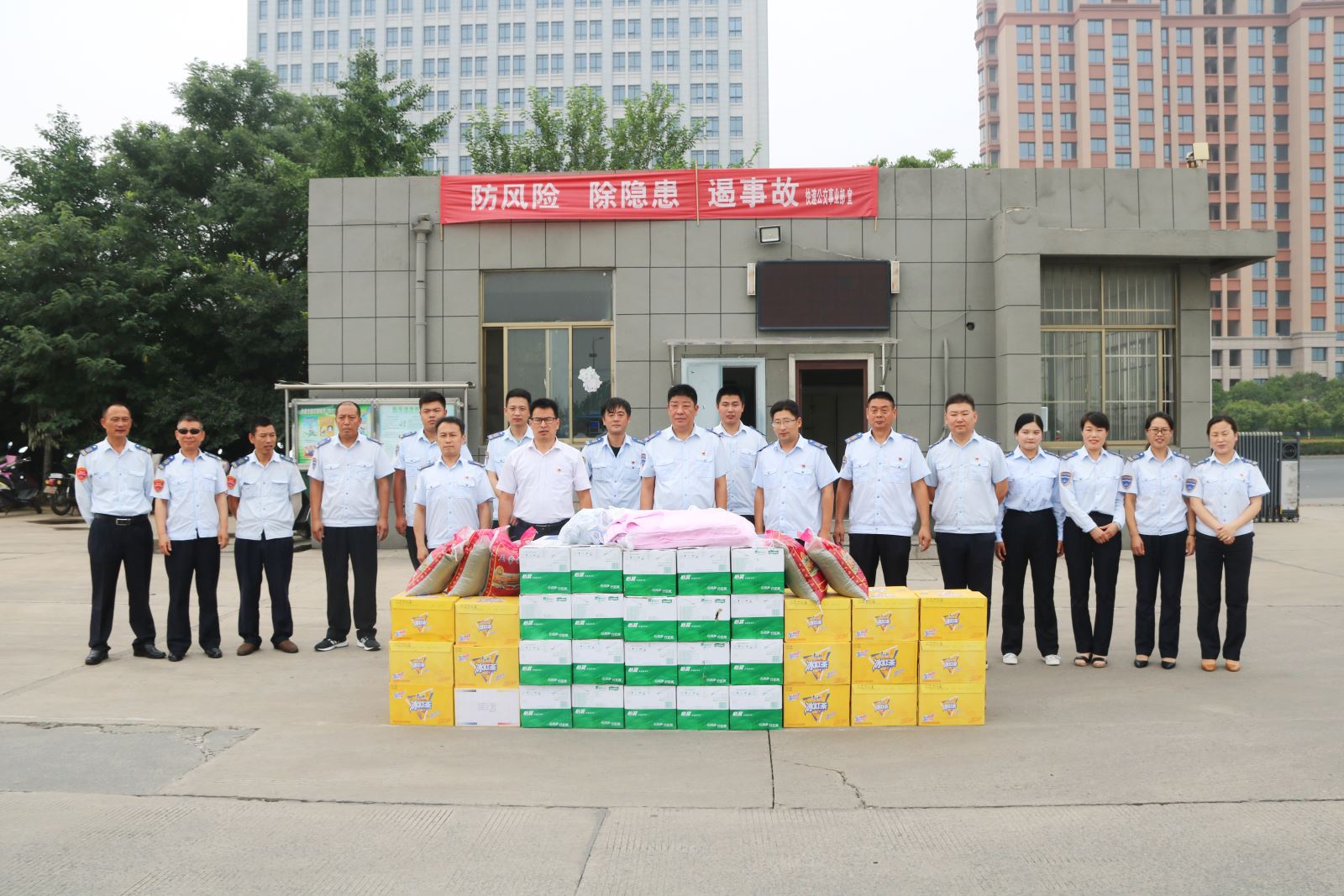 公交集團(tuán)領(lǐng)導(dǎo)班子“夏送清涼” 走訪慰問(wèn)一線公交職工