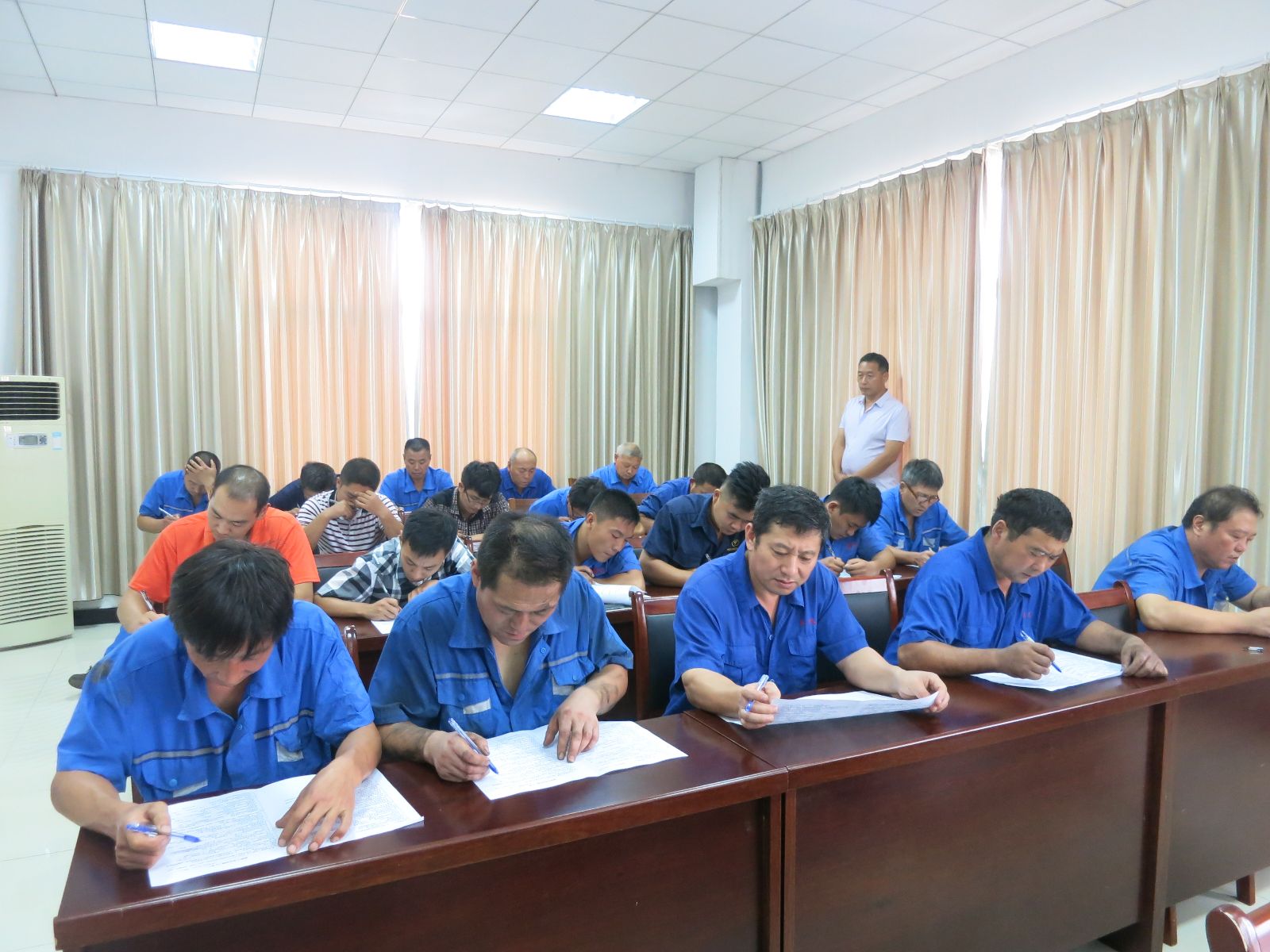 公交大浦保養(yǎng)廠舉辦修理人員理論知識(shí)競(jìng)賽活動(dòng)