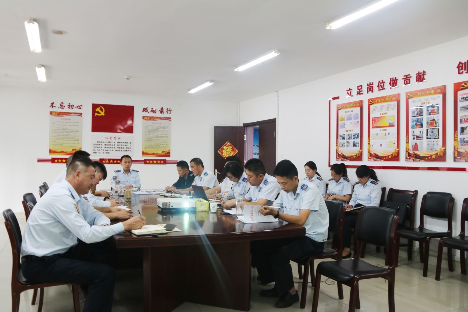 公交集團(tuán)快速公交公司積極部署國慶節(jié)運(yùn)輸保障和安全生產(chǎn)工作