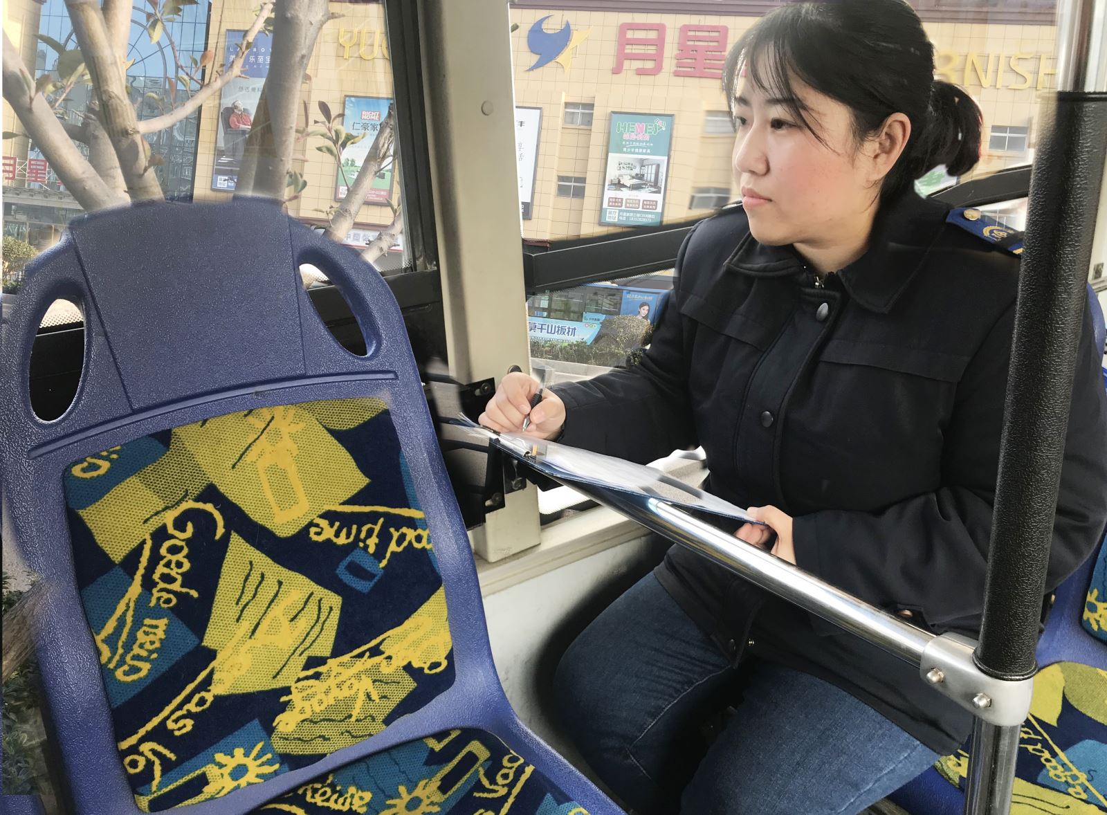 公交集團(tuán)公交事業(yè)一部對途徑火車站線路開展客流量調(diào)研