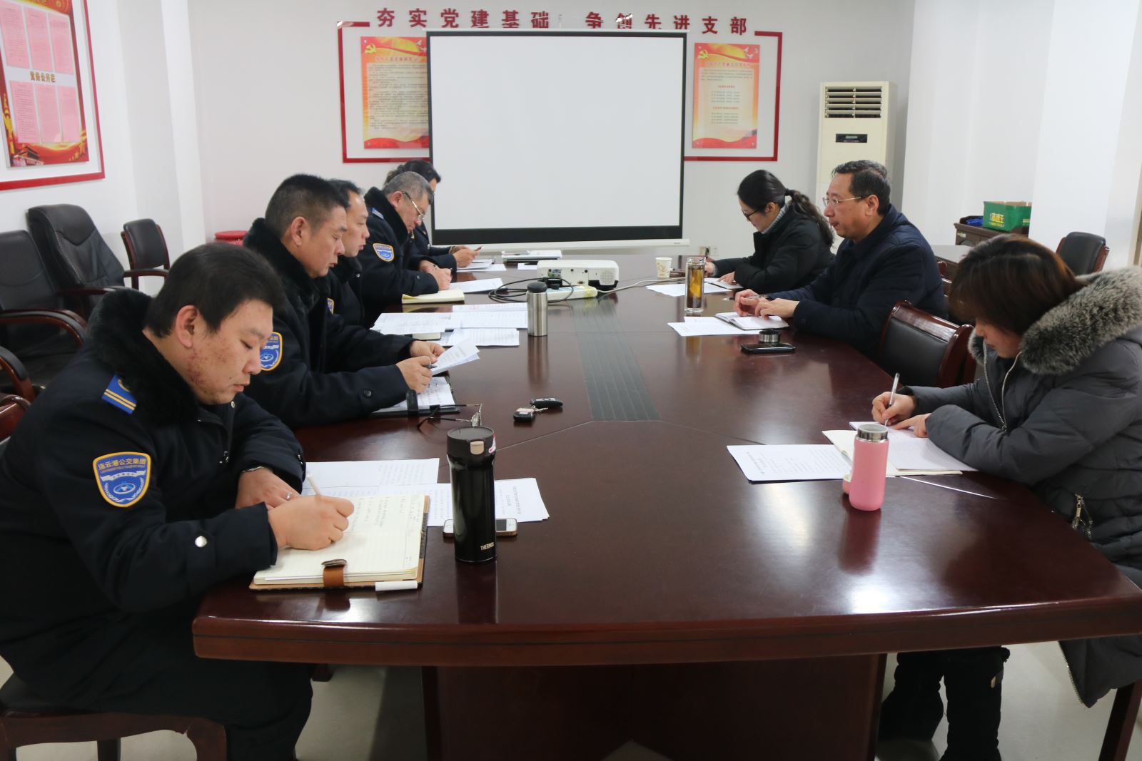 公交集團(tuán)快速公交事業(yè)部召開2018年年度黨員領(lǐng)導(dǎo)干部民主生活會(huì)