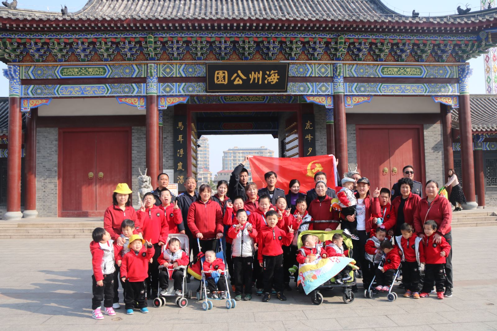 公交集團(tuán)快速公交事業(yè)部黨員走進(jìn)福利院開展志愿服務(wù)