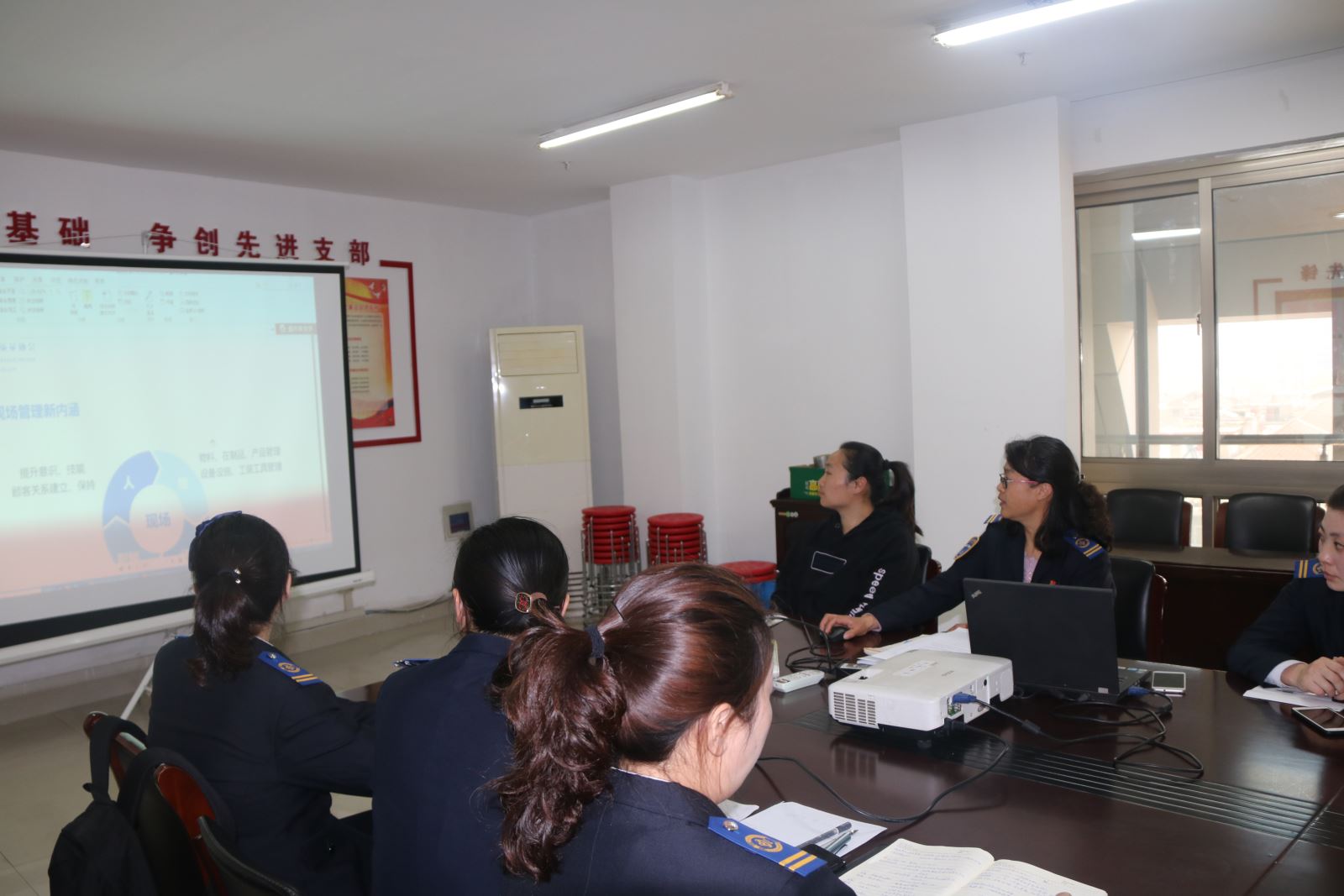 公交集團(tuán)快速公交事業(yè)部開展站務(wù)組長現(xiàn)場(chǎng)管理知識(shí)培訓(xùn)