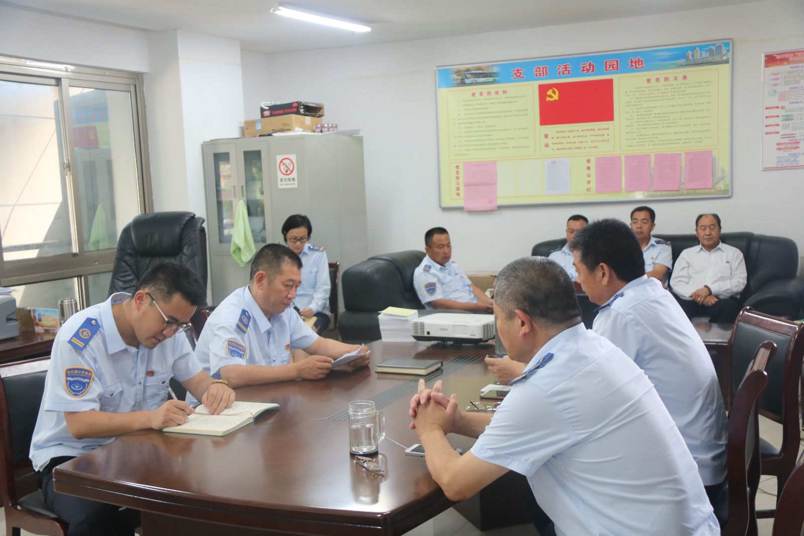 公交集團(tuán)各權(quán)屬單位召開 “旗幟鮮明講政治”專題黨課