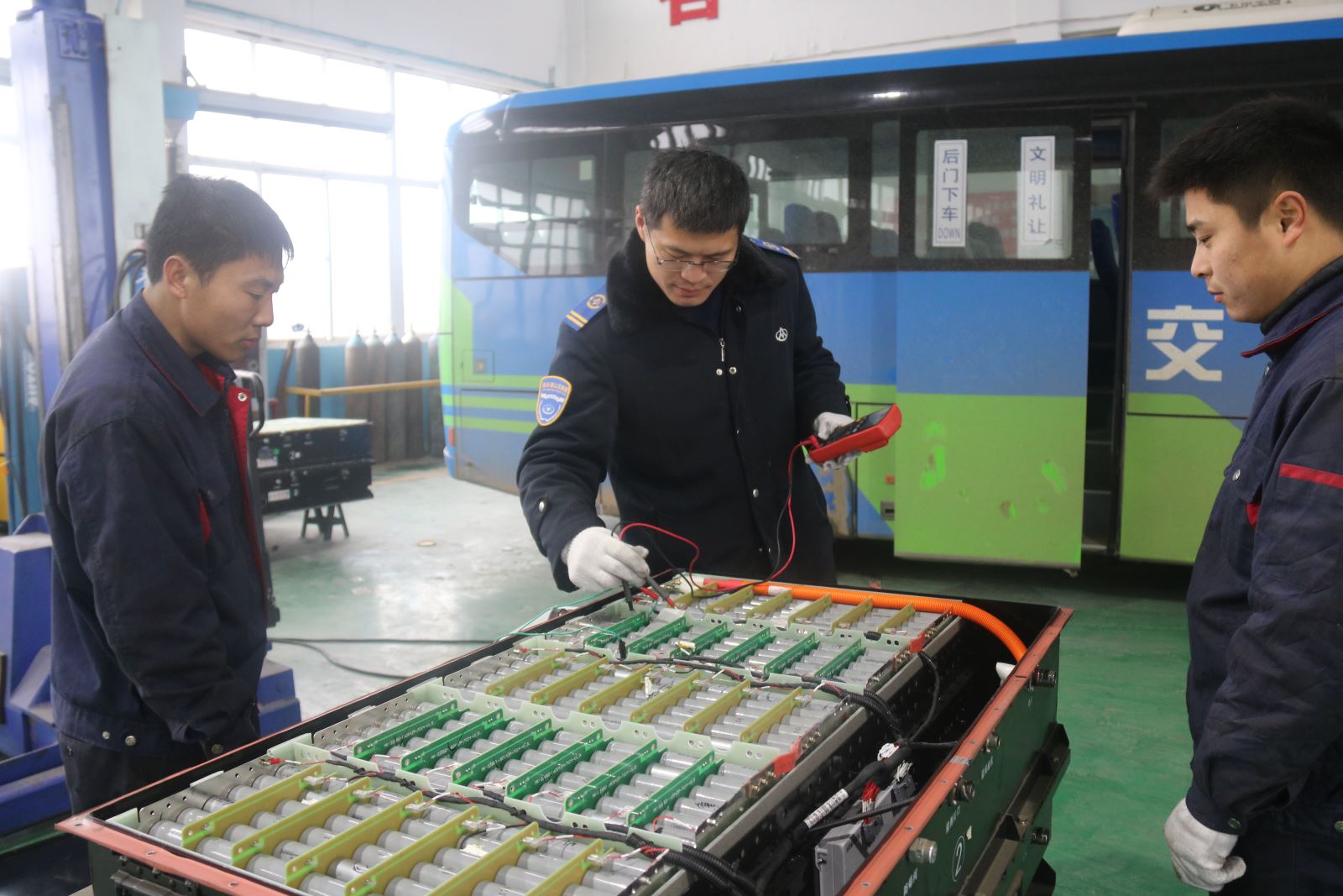 公交集團(tuán)機(jī)務(wù)技術(shù)事業(yè)部做好節(jié)前電動車電池的維保工作