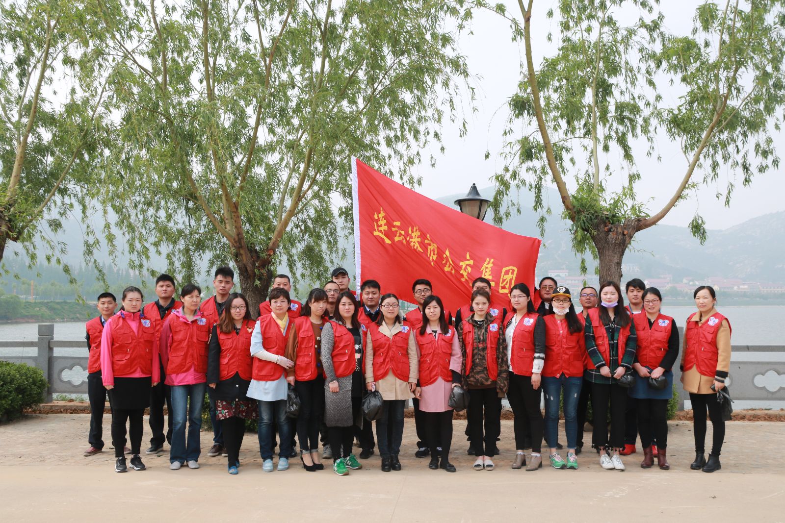 公交集團(tuán)組織開展志愿環(huán)保活動(dòng)