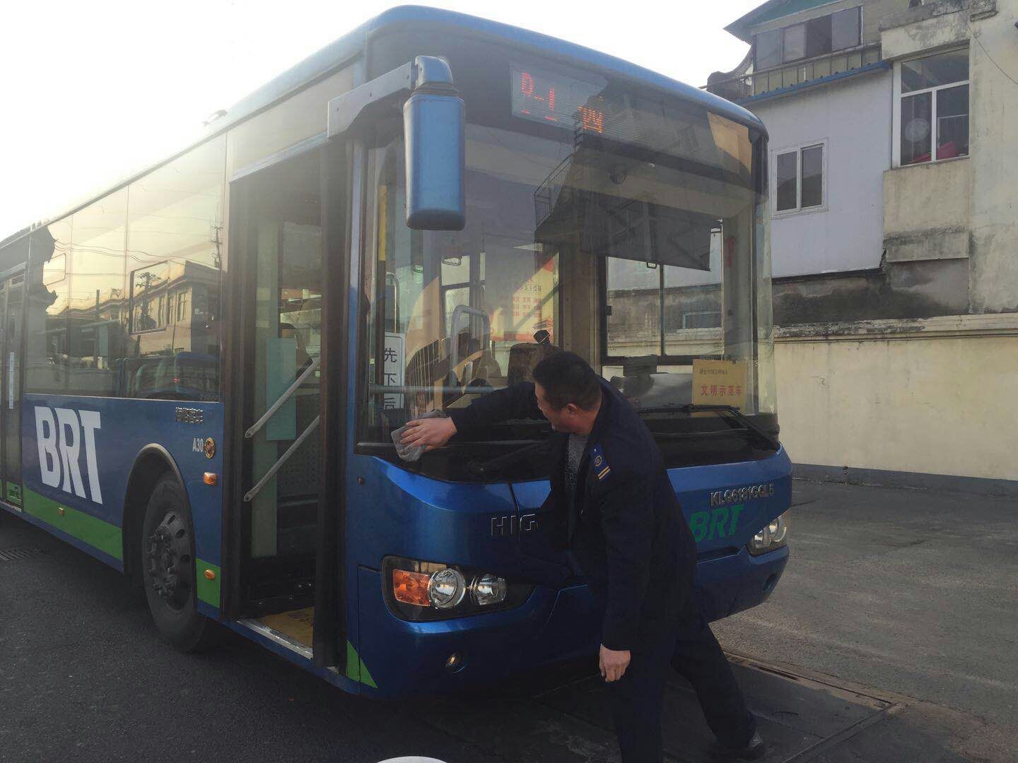 致元旦依然堅守崗位的您們----港城公交的守護神