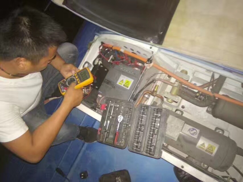 公交集團(tuán)做好空調(diào)清潔、保養(yǎng)工作