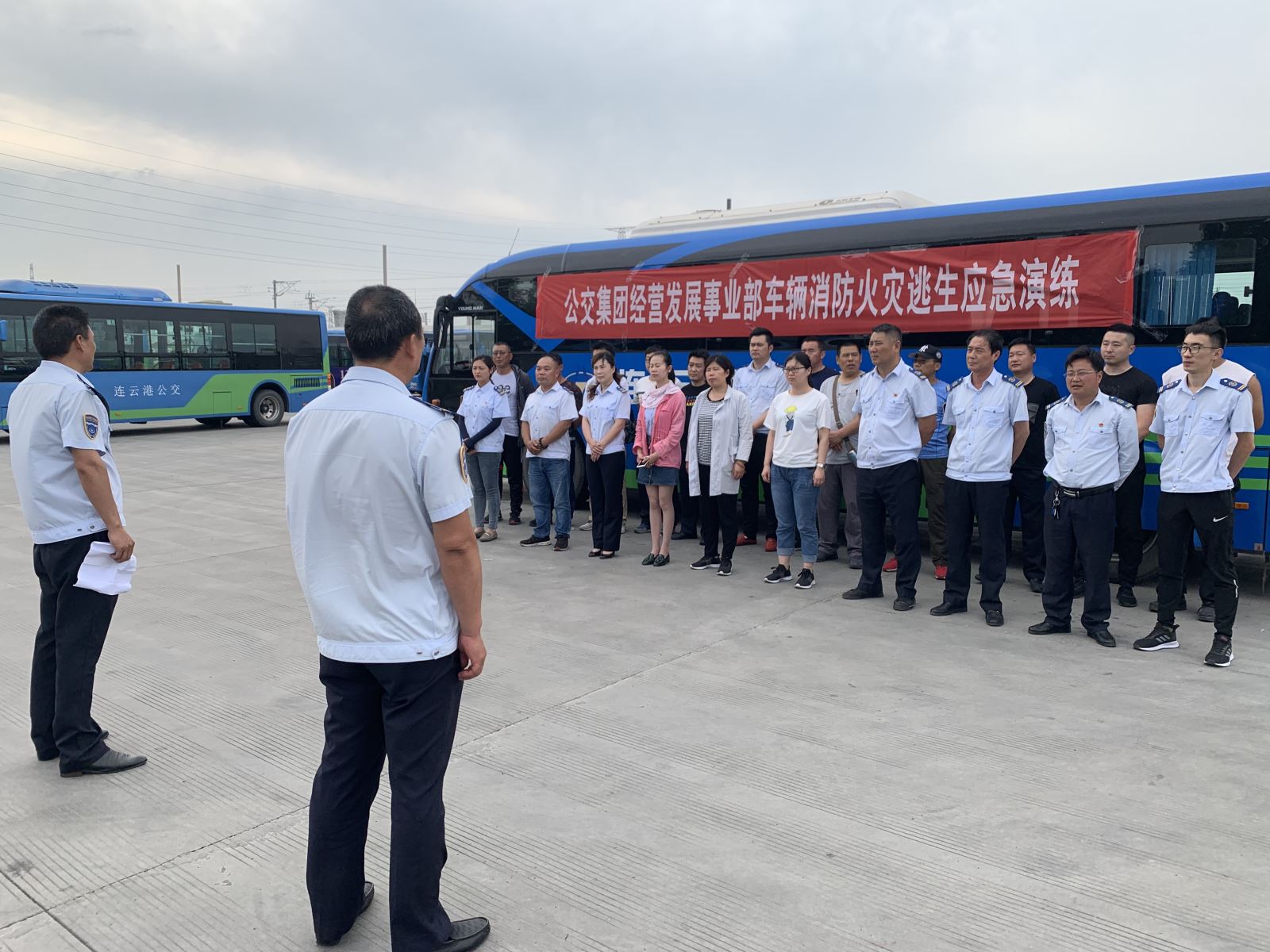 公交集團經(jīng)營發(fā)展事業(yè)部開展車輛消防應急逃生演練工作