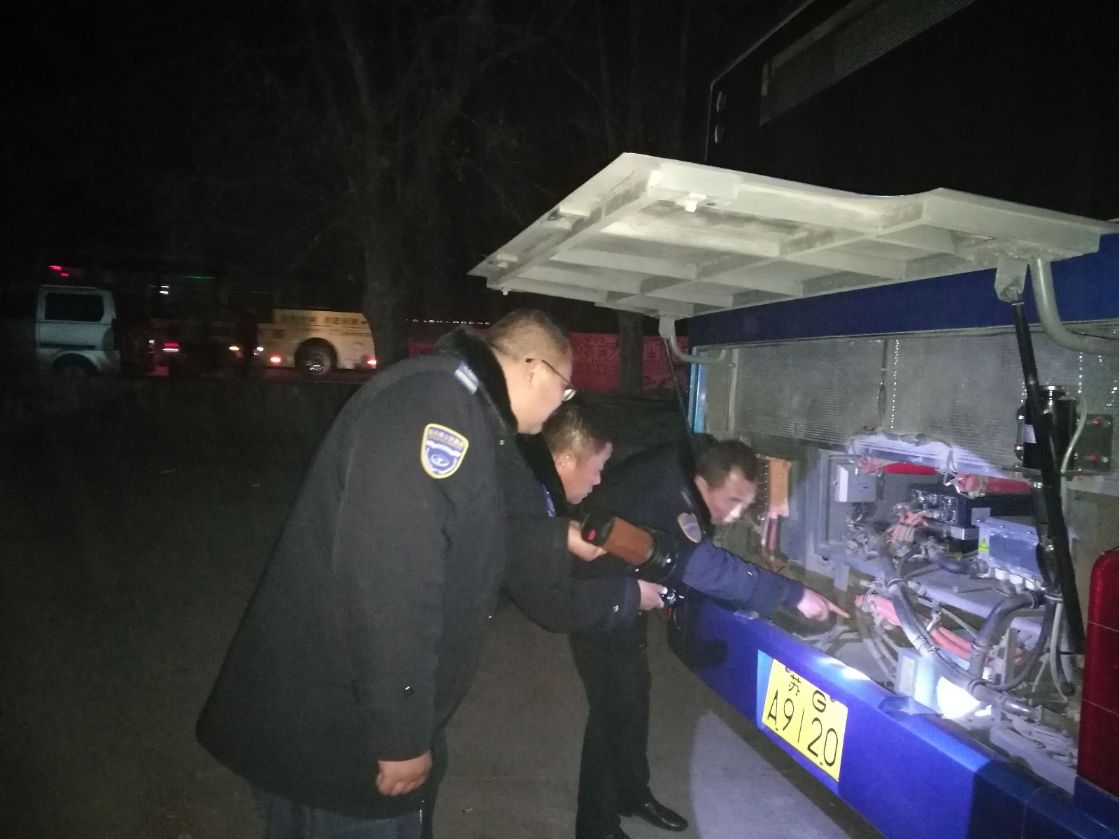 公交海州公司認(rèn)真開展“事故隱患排查月”夜查活動