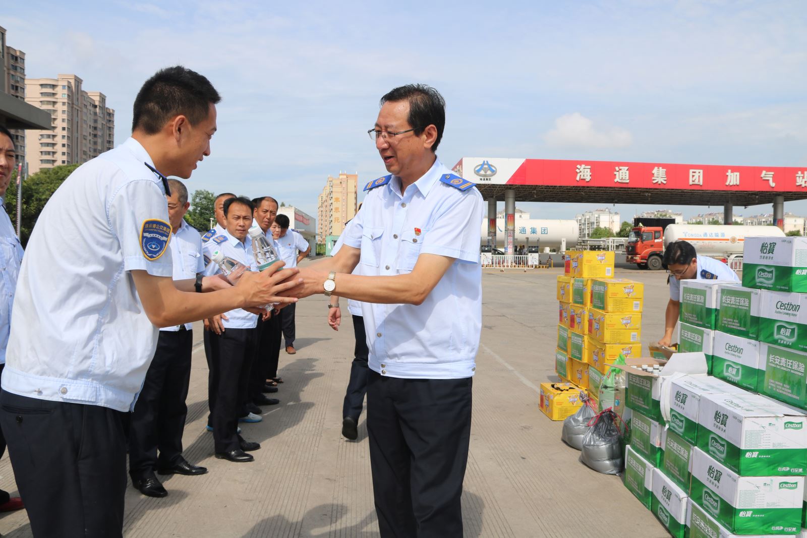 致敬高溫下的公交人（一）：太陽很烈，你們很美！