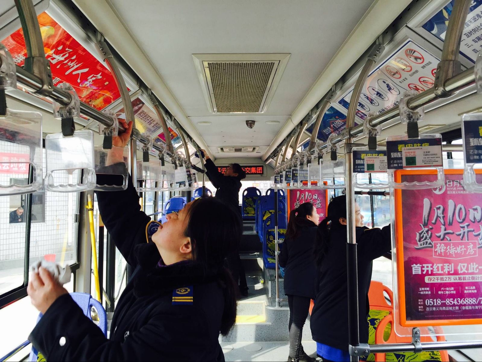 公交新浦公司開展一趟一掃一抹活動